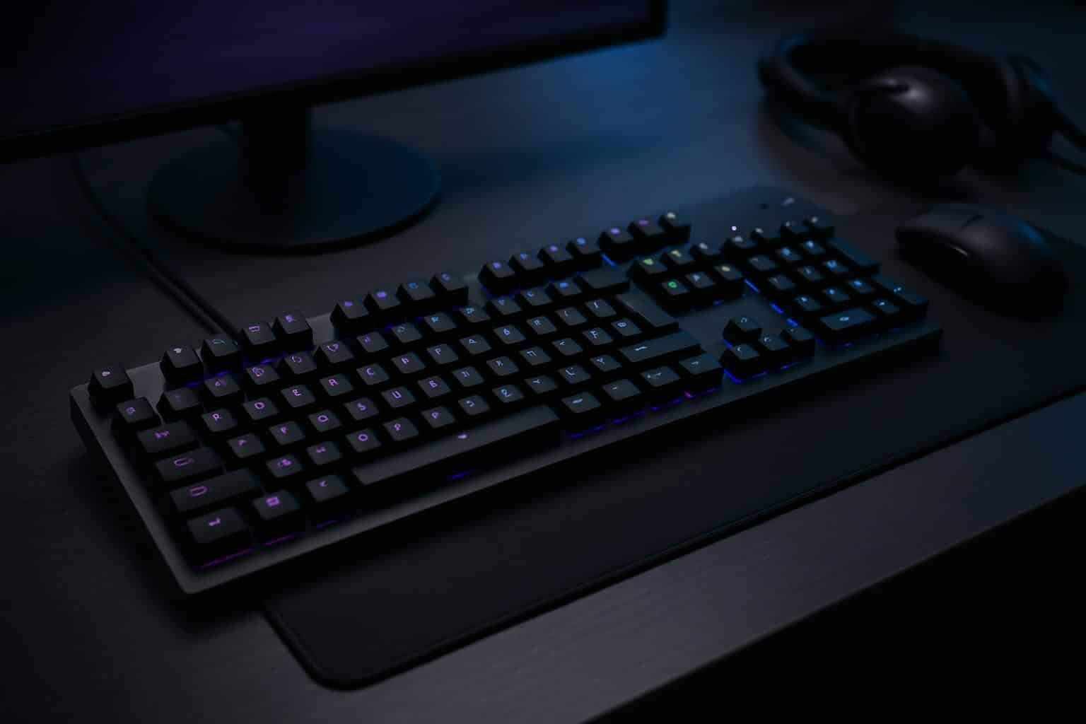 Découvrez notre test complet du Logitech G513, un clavier mécanique haut de gamme alliant performance, design élégant et grande durabilité, idéal pour les gamers et professionnels exigeants.